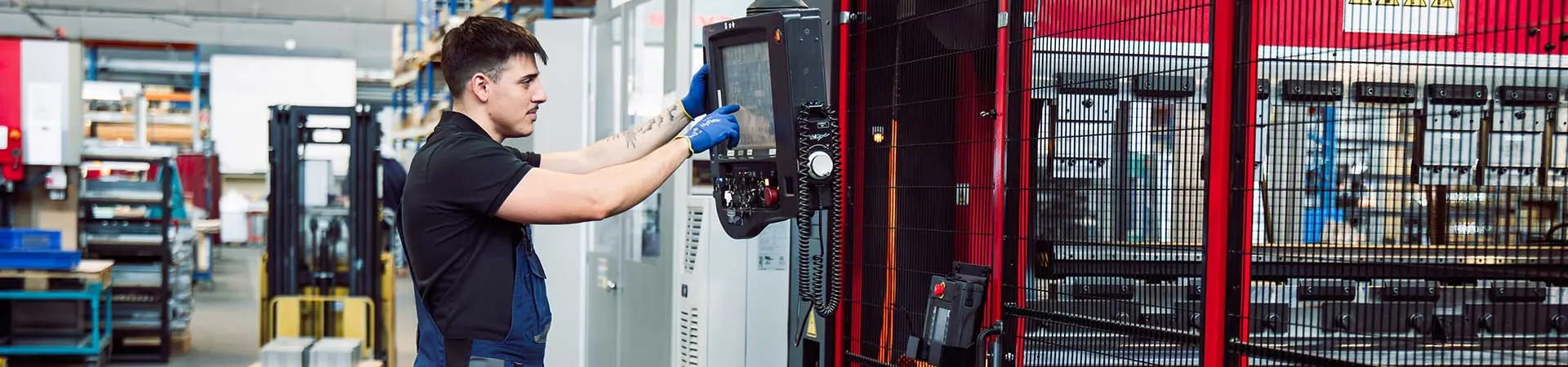 BVS Mitarbeiter am Biegeroboter Produktion